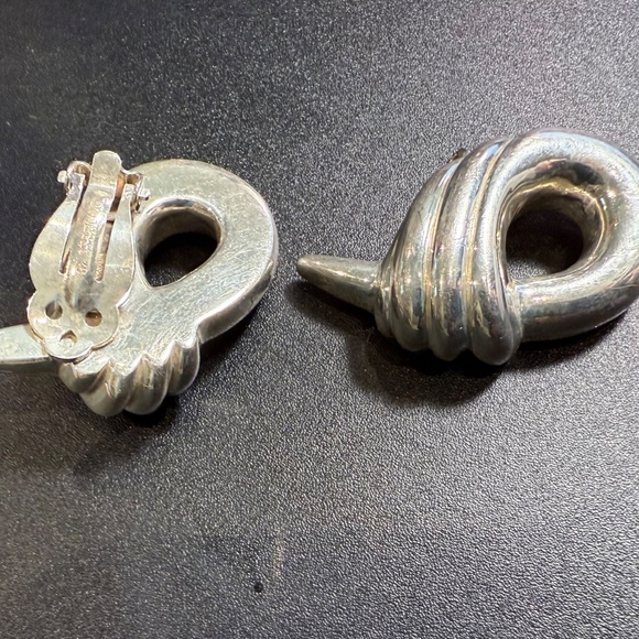 Bayanihan Silver Vintage Hollow Modernist Clip Earrings - Picture 3 of 9
